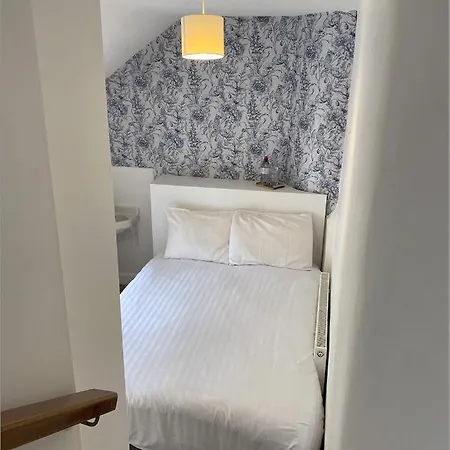 The White 4*